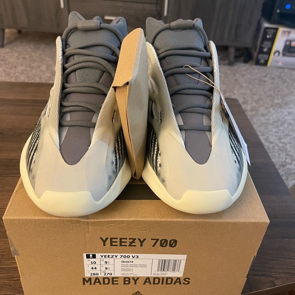 Yeezy 700 V3 Fade Salt - Picture 1 of 2